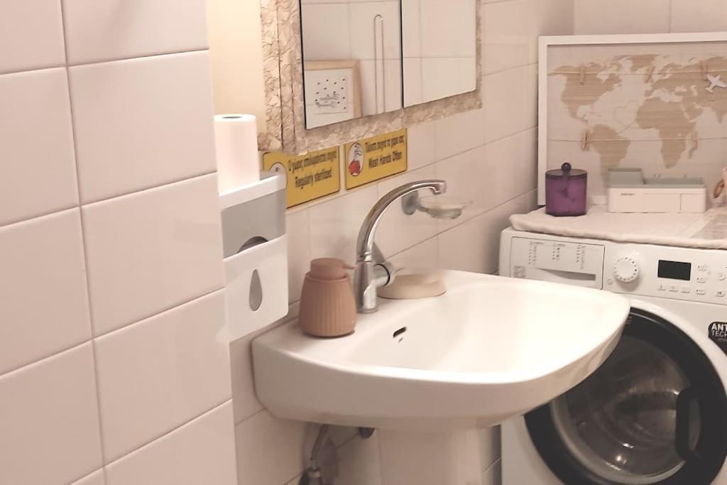 Apartment Theano's Cozy & Quiet Lux Flat - Wifi & Full Amenities